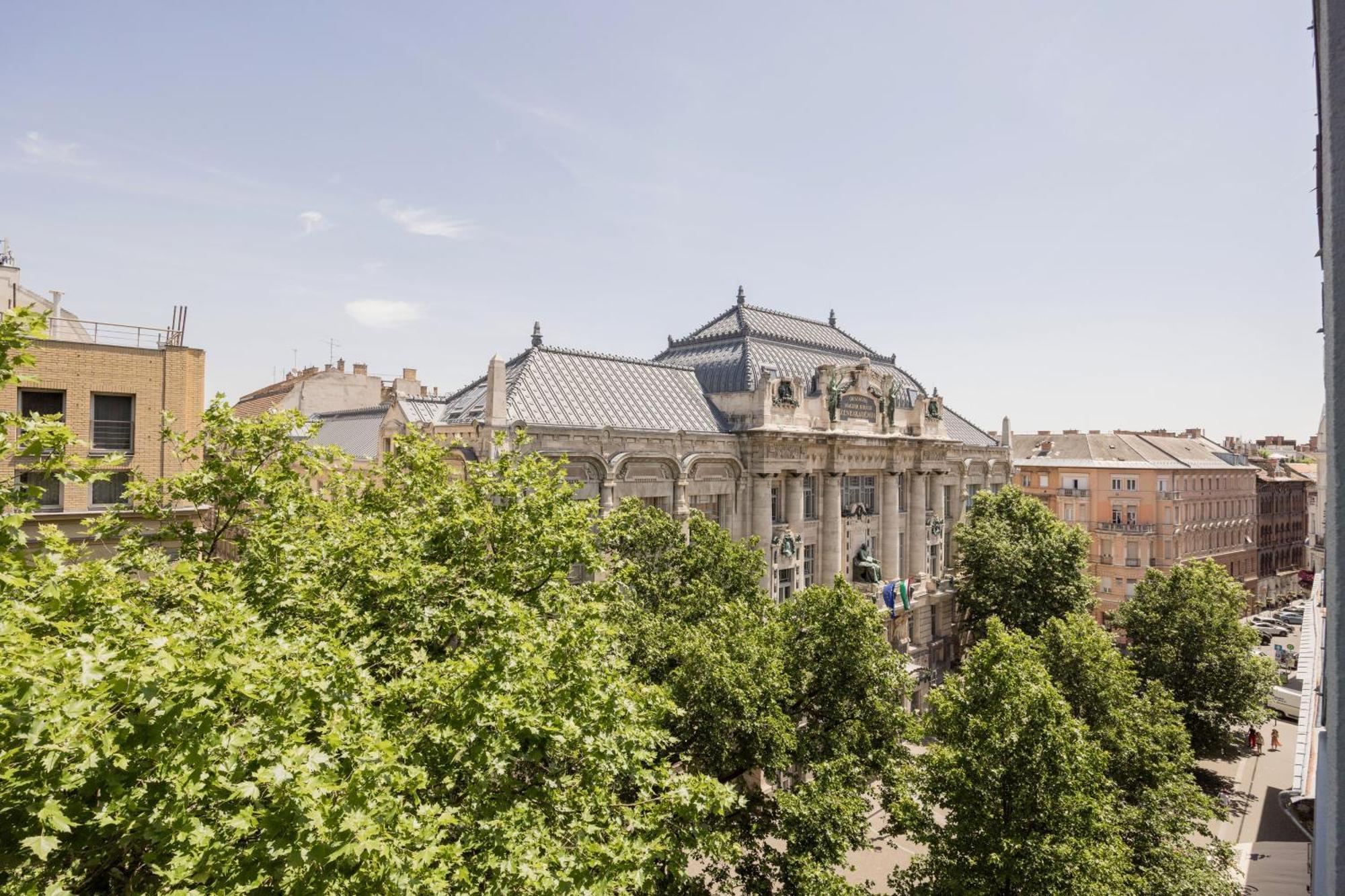 Elegant Home Overlooking The Music Academy Будапеща Екстериор снимка